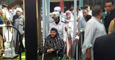 أثناء مساعدة كبار السن لدخول اللجان