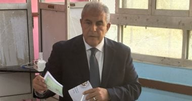 طاهر أبو زيد خلال الإدلاء بصوته في الانتخابات