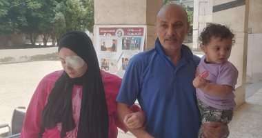 زوج يصطحب زوجته المصابة فى عينها للإدلاء بصوتها فى لجنة بالغربية