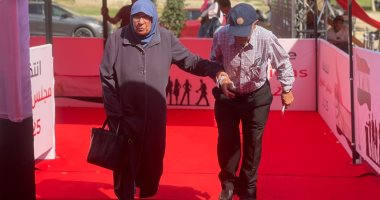 مُسن يصطحب زوجته إلى لجنتها الانتخابية بالتجمع الخامس (صور)