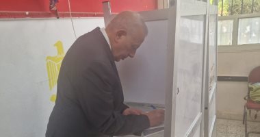 كمال الدالى يدلى بصوته فى انتخابات مجلس الشيوخ 2025.. صور