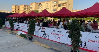 تواجد المواطنين أمام اللجان 