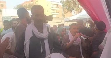 زفة بلدى أمام لجان الهرم