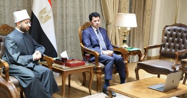 وزيرا الشباب والأوقاف يتابعان سير العملية الانتخابية من غرفة العمليات المركزية