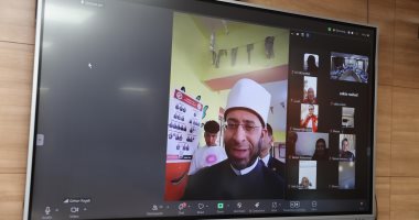 وزير الأوقاف يلتقى بالمتابعين المحليين للمجلس القومي للمرأة خلال الإدلاء بصوته