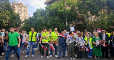 شاهد.. مواطنون يستقبلون موكب الرئيس السيسى بالزغاريد والهتافات بمصر الجديدة استقبال موكب الرئيس
