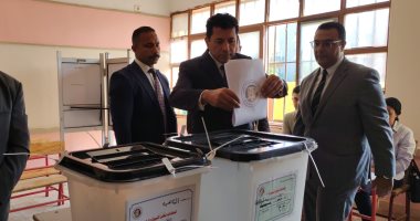 صور.. وزير الشباب والرياضة يدلي بصوته فى انتخابات مجلس الشيوخ بمدينة الشروق