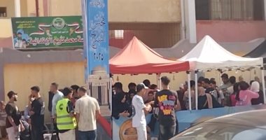 طوابير أمام مدارس الوراق فى أول ساعة من فتح باب التصويت بانتخابات الشيوخ