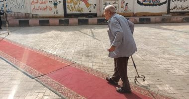 كبار السن يتوافدون على اللجان