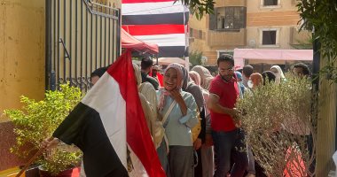 علم مصر يزين لجنة المدرسة اليابانية بالشيخ زايد في أول أيام انتخابات الشيوخ رفع الاعلام امام اللجان