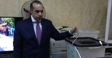 المستشار محمود فوزي وزير المجالس النيابية يدلي بصوته فى الهرم المستشار محمود فوزي وزير الشئون النيابية والتواصل السياسي