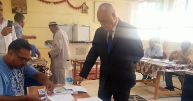 النائب مصطفى بكرى يدلى بصوته بانتخابات الشيوخ بمدرسة الحي الأول بأكتوبر