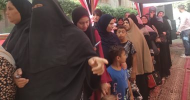 بالزغاريد وتسلم الأيادي.. شاهد احتشاد الناخبين أمام اللجان الانتخابية فى الهرم.. فيديو طوابير امام اللجان الانتخابية