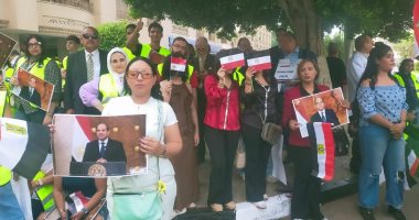 الشباب يرفعون صور الرئيس أمام مدرسة الشهيد مصطفى يسري عميرة بمصر الجديدة احتشاد الشباب أمام اللجان