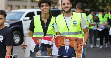 الناخبون يرفعون صور الرئيس السيسى خلال التصويت بانتخابات مجلس الشيوخ 2025