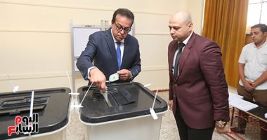 وزير الصحة يدلى بصوته فى انتخابات مجلس الشيوخ 2025.. صور الدكتور خالد عبد الغفار