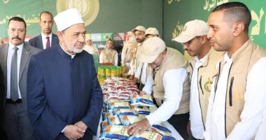 الإمام الأكبر يتفقَّد تجهيزات القافلة الإغاثية إلى قطاع غزة