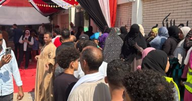 توافد الناخبين على اللجان للإدلاء بأصواتهم فى انتخابات الشيوخ بمدينة الفردوس.. صور