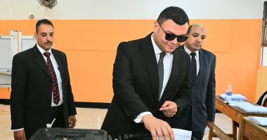وزير الإسكان يدلى بصوته بانتخابات مجلس الشيوخ