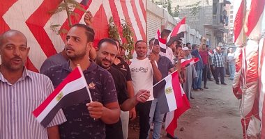 أعلام مصر تزين صفوف الناخبين أمام لجان انتخابات مجلس الشيوخ بالغربية.. صور أعلام مصر