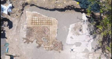 بالصدفة أثناء عملية دفن.. اكتشاف فسيفساء عليها صليب ونقش من العصر الرومانى فسيفساء عليها صليب ونقش يونانى قديم