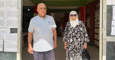 زوجان مسنان يدليان بصوتيهما فى انتخابات الشيوخ بالتجمع الخامس.. صور
