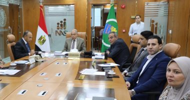 محافظ المنيا يتابع عملية التصويت فى انتخابات الشيوخ من مركز السيطرة