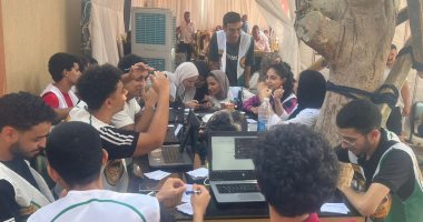 طلاب جامعة الفيوم يتطوعون لمساعدة الناخبين أمام مقار اللجان الانتخابية.. فيديو