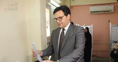 وزير الثقافة يدلي بصوته فى انتخابات مجلس الشيوخ ويؤكد: المشاركة واجب وطنى.. صور وزير الثقافة يدلي بصوته في الانتخابات