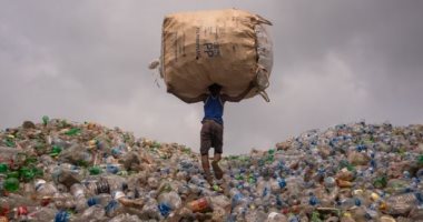 المتهم الأول فى العيوب الخلقية.. إنتاج البلاستيك زاد أكثر من 200 مرة منذ 1950 العالم على جبل من البلاستيك
