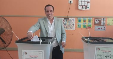 عبد الله المغازى عضو تأسيسية الجبهة يدلى بصوته بانتخابات الشيوخ