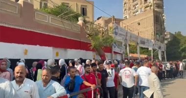 اصطفاف المواطنين في طوابير أمام لجنة دفنو بالفيوم