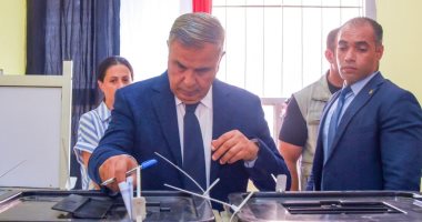 محافظ الإسكندرية يدلى بصوته فى انتخابات مجلس الشيوخ ويحث المواطنين على المشاركة