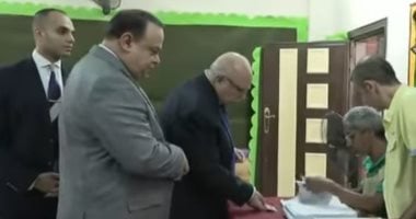 رئيس الوطنية للانتخابات يقف فى الطابور للتصويت بانتخابات الشيوخ بالعجوزة رئيس الهيئة الوطنية للانتخابات يقف فى طابور الناخبين