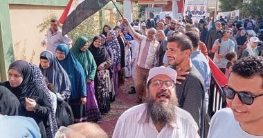 توافد الناخبين للإدلاء بأصواتهم فى انتخابات مجلس الشيوخ بالفيوم.. صور