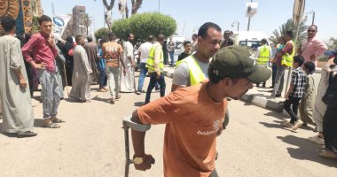 شاب يتحدى إصابة ساقه ويحضر إلى لجنة انتخابات الشيوخ بالأقصر مستندا على عكاز شاب بالعكاز يشارك فى الانتخابات بمدينة اسنا