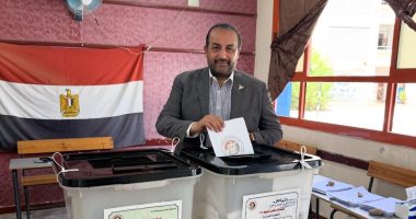 النائب محمد شبانة يدلى بصوته فى انتخابات مجلس الشيوخ بمصر الجديدة