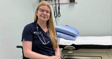 كندرا هيبرت.. قصة طبيبة كندية تمارس عملها من على كرسى متحرك