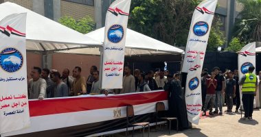 طوابير من الناخبين أمام لجنة مدرسة مصر الحرة بالمعصرة.. صور
