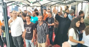 إقبال كثيف من الشباب رغم حرارة الجو المرتفعة فى انتخابات الشيوخ بعين شمس الناخبون ينتظرون فى طوابير أمام اللجان