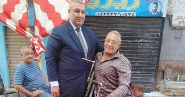 النائب مصطفى سالم مع ناصر أحد ذوى الهمم 