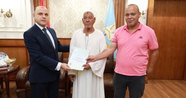 محافظ كفرالشيخ يُسلّم 20 عقد تقنين أراضى أملاك دولة للمستفيدين 