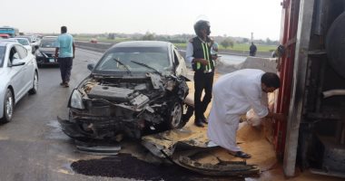 محافظ القليوبية يتدخل لرفع آثار حادث مرورى على طريق شبرا بنها الحر.. صور