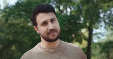 أحمد سليم يجمع بين الرومانسية والدراما فى كليب "تستاهل اتعب لك" بتوقيع بتول عرفة أحمد سليم