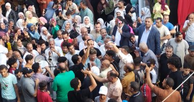 بالمزمار والطبل البلدي.. زحام كبير أمام لجان انتخابات بنها فى القليوبية.. فيديو