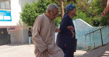 توافد كثيف لسيدات عجائز وأزواجهن على لجان التصويت فى ثانى أيام انتخابات الشيوخ