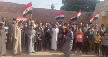 أهالى أطفيح يلتقطون صورا تذكارية عقب مشاركتهم فى انتخابات مجلس الشيوخ أهالى أطفيح