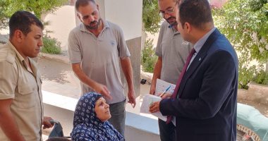 قاضى يساعد مسنة على الإدلاء بصوتها بانتخابات الشيوخ ببيلا فى كفر الشيخ