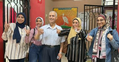 أب وزوجته وبناته يشاركون فى انتخابات مجلس الشيوخ بالتجمع الخامس.. صور