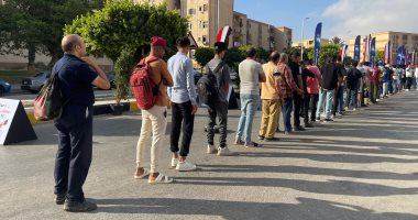 ناخبون ينتظرون أمام مدارس التجمع قبل بدء اليوم الثانى لانتخابات الشيوخ.. صور ناخبون ينتظرون أمام مدارس التجمع قبل بدء انتخابات مجلس الشيوخ